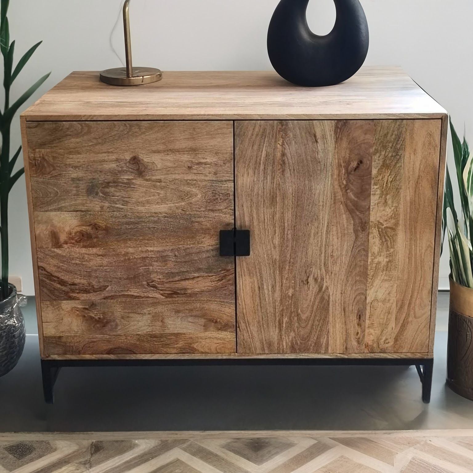 Cette armoire en manguier Kukuu a été fabriquée à partir de bois massif de manguier et de métal. Mesures: 120 (L) x 40 (l) x 90 (H) cm. Kukuu, meubles industriels de qualité.