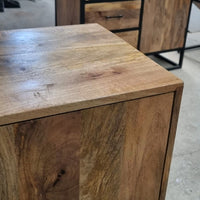 Cette armoire en manguier Kukuu a été fabriquée à partir de bois massif de manguier et de métal. Mesures: 120 (L) x 40 (l) x 90 (H) cm. Kukuu, meubles industriels de qualité.