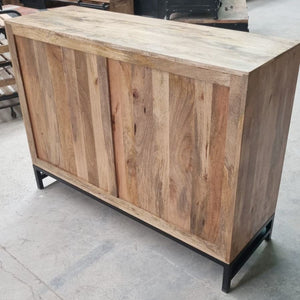 Cette armoire en manguier Kukuu a été fabriquée à partir de bois massif de manguier et de métal. Mesures: 120 (L) x 40 (l) x 90 (H) cm. Kukuu, spécialiste en mobilier industriel.