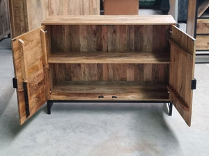 Cette armoire en manguier Kukuu a été fabriquée à partir de bois massif de manguier et de métal. Mesures: 120 (L) x 40 (l) x 90 (H) cm. Kukuu, spécialiste en mobilier industriel.