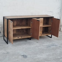 Ce buffet industriel moderne style herringbone Kukuu a été fabriqué à partir de bois massif de manguier et de métal. Il possède 4 tiroirs de rangement ainsi que 3 portes avec étagères et espaces de rangement. Mesures: 180 (L) x 46 (l) x 84 (H) cm. Kukuu, meubles industriels de qualité.