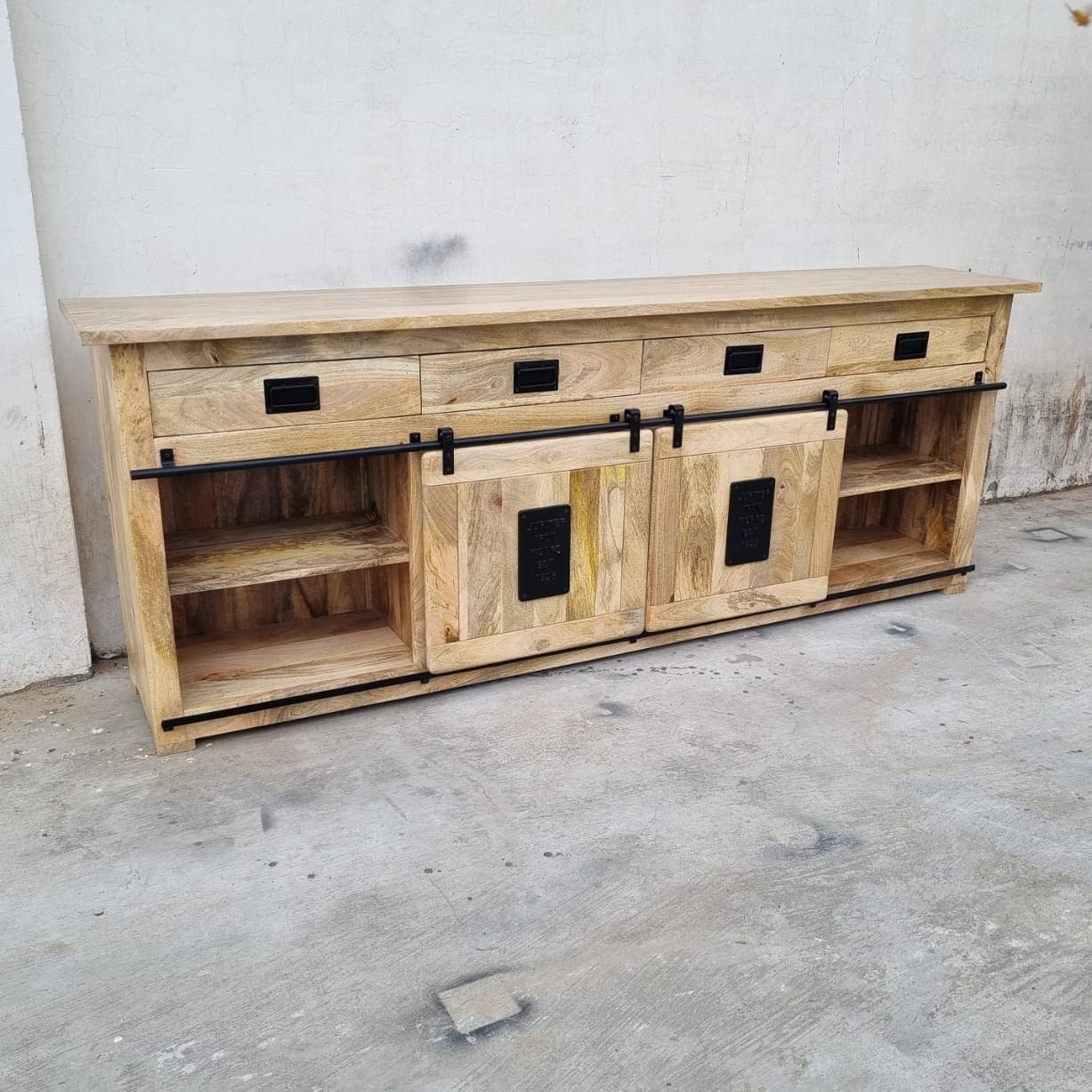 Ce buffet manguier Kukuu a été fabriqué à partir de bois massif de manguier et de métal. Mesures: 200 x 45 x 90 cm. Kukuu, meubles industriels de qualité.