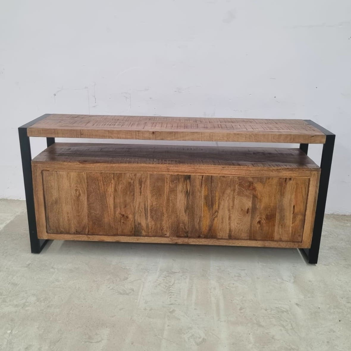 Ce buffet industriel 3 portes Kukuu a été fabriqué à partir de bois massif de manguier et de métal. Il possède 3 tiroirs de rangement ainsi que 3 portes avec étagères. Mesures: 175 (L) x 45 (l) x 80 (H) cm. Kukuu, meubles industriels de qualité.