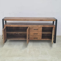 Ce buffet industriel 3 portes Kukuu a été fabriqué à partir de bois massif de manguier et de métal. Il possède 3 tiroirs de rangement ainsi que 3 portes avec étagères. Mesures: 175 (L) x 45 (l) x 80 (H) cm. Kukuu, meubles industriels de qualité.