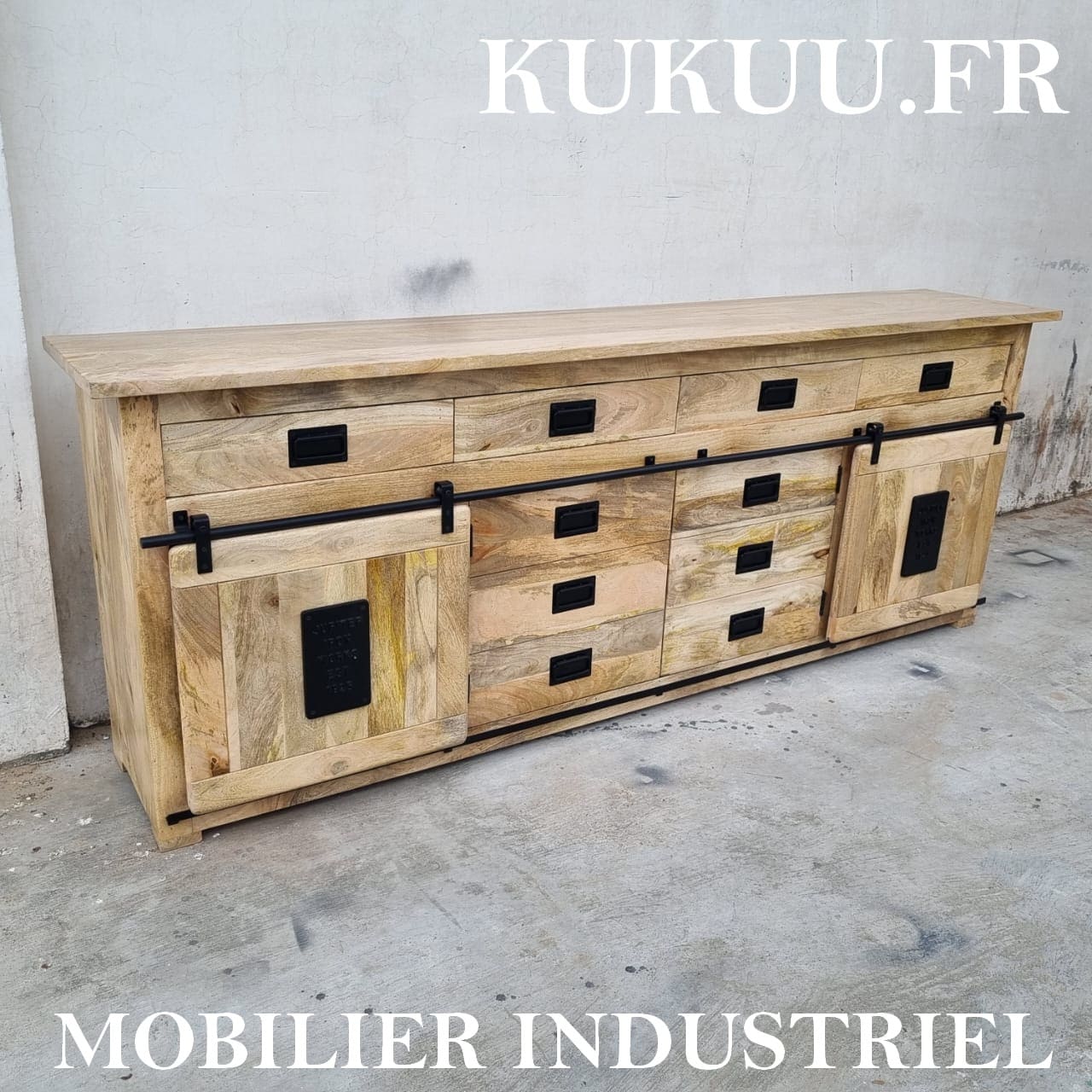 Ce buffet manguier Kukuu a été fabriqué à partir de bois massif de manguier et de métal. Mesures: 200 x 45 x 90 cm. Kukuu, meubles industriels de qualité.