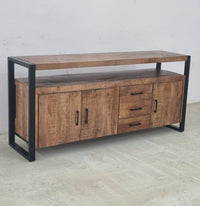 Ce buffet industriel 3 portes Kukuu a été fabriqué à partir de bois massif de manguier et de métal. Il possède 3 tiroirs de rangement ainsi que 3 portes avec étagères. Mesures: 175 (L) x 45 (l) x 80 (H) cm. Kukuu, meubles industriels de qualité.