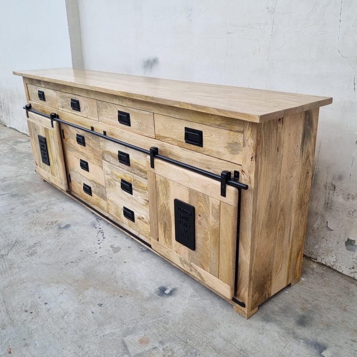 Ce buffet manguier Kukuu a été fabriqué à partir de bois massif de manguier et de métal. Mesures: 200 x 45 x 90 cm. Kukuu, meubles industriels de qualité.