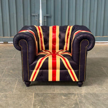 Charger l&#39;image dans la galerie, Le fauteuil Chesterfield Union Jack de Kukuu est une pièce emblématique qui allie élégance classique et style audacieux.
