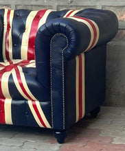 Charger l&#39;image dans la galerie, Le fauteuil Chesterfield Union Jack de Kukuu est une pièce emblématique qui allie élégance classique et style audacieux.
