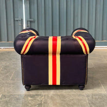 Charger l&#39;image dans la galerie, Le fauteuil Chesterfield Union Jack de Kukuu est une pièce emblématique qui allie élégance classique et style audacieux.
