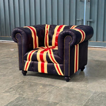 Charger l&#39;image dans la galerie, Le fauteuil Chesterfield Union Jack de Kukuu est une pièce emblématique qui allie élégance classique et style audacieux.
