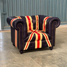 Charger l&#39;image dans la galerie, Le fauteuil Chesterfield Union Jack de Kukuu est une pièce emblématique qui allie élégance classique et style audacieux.
