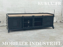 Charger l&#39;image dans la galerie, Ce meuble tv industriel Kukuu a été fabriqué à partir de bois massif de manguier et de métal. Il possède des étagères, 2 tiroirs, des portes coulissantes ainsi que des roulettes pour plus de praticité. Mesures: 180 (L) x 45 (l) x 55 (H) cm
