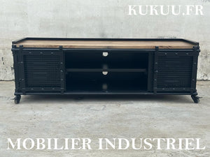 Ce meuble tv industriel Kukuu a été fabriqué à partir de bois massif de manguier et de métal. Il possède des étagères, 2 tiroirs, des portes coulissantes ainsi que des roulettes pour plus de praticité. Mesures: 180 (L) x 45 (l) x 55 (H) cm