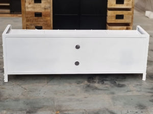 Meuble tv métal blanc 160 cm BLAST, fait en bois de manguier et métal. Il possède 4 portes et 2 étagères. Kukuu, boutique en ligne de meubles industriels.
