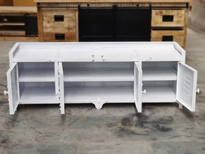 Meuble tv métal blanc 160 cm BLAST, fait en bois de manguier et métal. Il possède 4 portes et 2 étagères. Kukuu, boutique en ligne de meubles industriels.