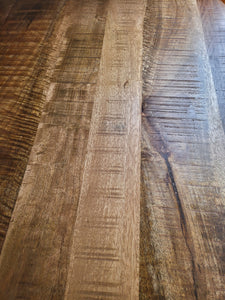 La table à manger ronde industrielle a été fabriquée à partir d'une base en métal et d'un bois en bois massif de manguier. Mesures: 130 x 130 x 76 cm. Kukuu, boutique en ligne de mobilier industriel et décoration d'intérieur. Styles vintage, industriel et scandinave.