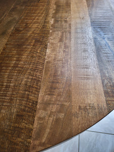 La table à manger ronde industrielle a été fabriquée à partir d'une base en métal et d'un bois en bois massif de manguier. Mesures: 130 x 130 x 76 cm. Kukuu, boutique en ligne de mobilier industriel et décoration d'intérieur. Styles vintage, industriel et scandinave.