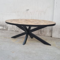 Cette table à manger ovale a été fabriquée à partir de bois de manguier et de métal. Longueurs disponibles: 200, 220, 240 cm. Largeur: 100 cm. Hauteur: 78 cm. Kukuu, boutique en ligne de meubles industriels.