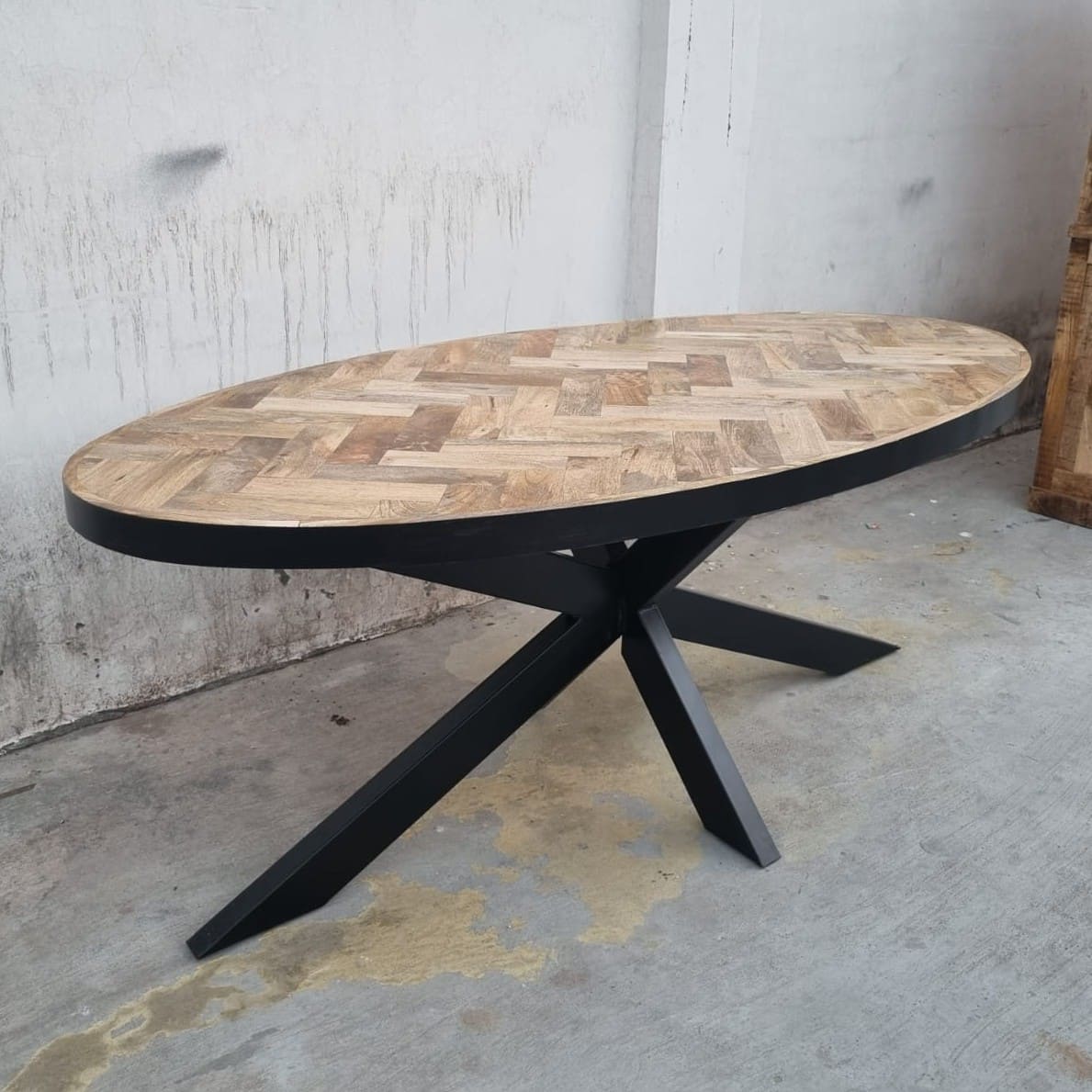 Cette table à manger ovale a été fabriquée à partir de bois de manguier et de métal. Longueurs disponibles: 200, 220, 240 cm. Largeur: 100 cm. Hauteur: 78 cm. Kukuu, boutique en ligne de meubles industriels.