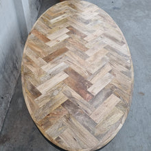 Charger l&#39;image dans la galerie, Cette table à manger ovale a été fabriquée à partir de bois de manguier et de métal. Mesures: 240 x 100 x 78 cm. Kukuu, boutique en ligne de meubles industriels, vintages et scandinaves.
