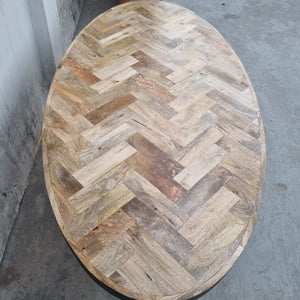 Cette table à manger ovale a été fabriquée à partir de bois de manguier et de métal. Mesures: 240 x 100 x 78 cm. Kukuu, boutique en ligne de meubles industriels, vintages et scandinaves.