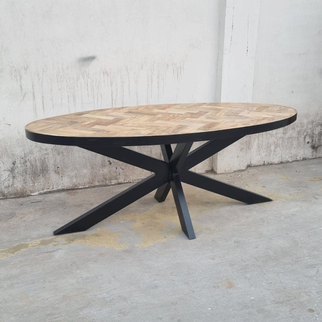 Cette table à manger ovale a été fabriquée à partir de bois de manguier et de métal. Longueurs disponibles: 200, 220, 240 cm. Largeur: 100 cm. Hauteur: 78 cm. Kukuu, boutique en ligne de meubles industriels.