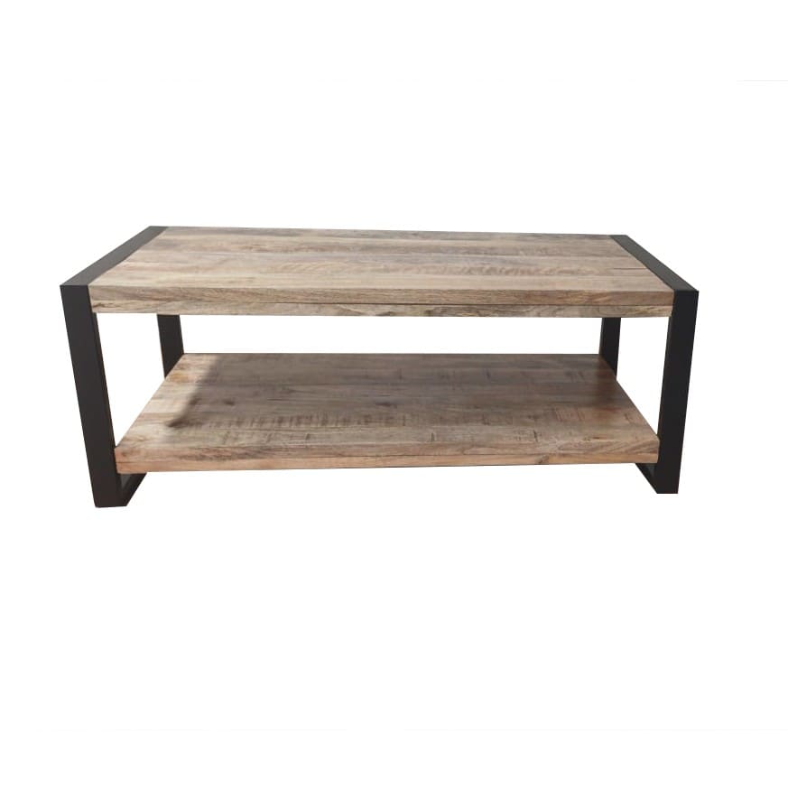 Cette table basse industrielle avec étagère a été fabriquée à partir de métal et de bois massif de manguier. Celle-ci est composée de 2 étagères. Dimensions: 120 (L) X 60 (l) X 45 (H) cm. Kukuu, boutique en ligne de mobilier industriel et bois massif de qualité supérieur.