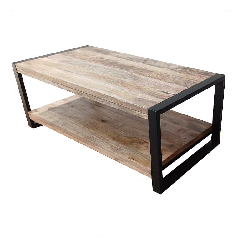 Cette table basse industrielle avec étagère a été fabriquée à partir de métal et de bois massif de manguier. Celle-ci est composée de 2 étagères. Dimensions: 120 (L) X 60 (l) X 45 (H) cm. Kukuu, boutique en ligne de mobilier industriel et bois massif de qualité supérieur.