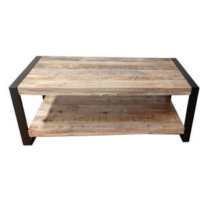 Cette table basse industrielle avec étagère a été fabriquée à partir de métal et de bois massif de manguier. Celle-ci est composée de 2 étagères. Dimensions: 120 (L) X 60 (l) X 45 (H) cm. Kukuu, boutique en ligne de mobilier industriel et bois massif de qualité supérieur.