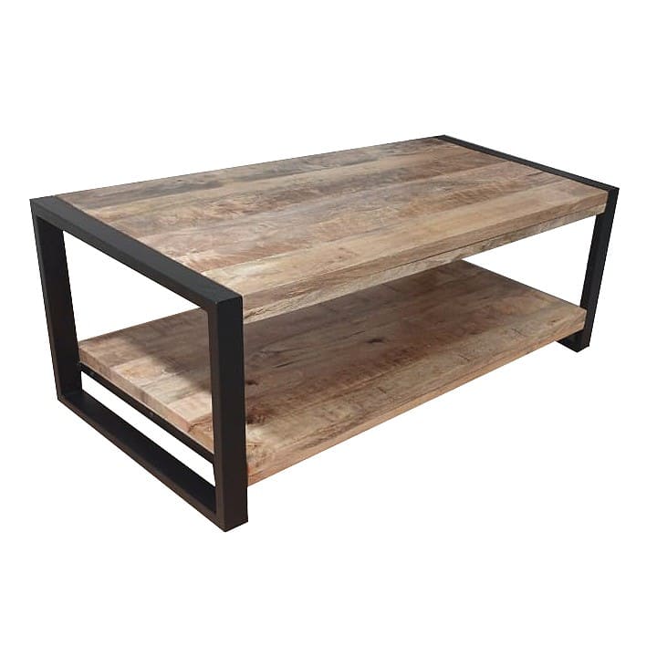 Cette table basse industrielle avec étagère a été fabriquée à partir de métal et de bois massif de manguier. Celle-ci est composée de 2 étagères. Dimensions: 120 (L) X 60 (l) X 45 (H) cm. Kukuu, boutique en ligne de mobilier industriel et bois massif de qualité supérieur.