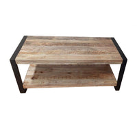 Cette table basse industrielle avec étagère a été fabriquée à partir de métal et de bois massif de manguier. Celle-ci est composée de 2 étagères. Dimensions: 120 (L) X 60 (l) X 45 (H) cm. Kukuu, boutique en ligne de mobilier industriel et bois massif de qualité supérieur.