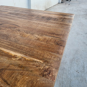 La table industrielle carrée 140 cm est disponible en différentes dimensions: 110, 120, 130 et 140 cm. Celle-ci a été fabriquée à partir d'un pied en métal et d'un plateau en bois massif de manguier. Mesures: 140 x 140 x 78 cm. Kukuu, fournisseur de mobilier style industriel de qualité supérieure.