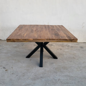 La table industrielle carrée 140 cm est disponible en différentes dimensions: 110, 120, 130 et 140 cm. Celle-ci a été fabriquée à partir d'un pied en métal et d'un plateau en bois massif de manguier. Mesures: 140 x 140 x 78 cm. Kukuu, fournisseur de mobilier style industriel de qualité supérieure.