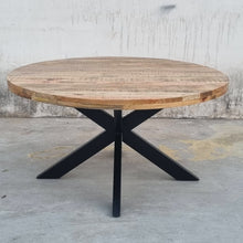 Charger l&#39;image dans la galerie, La table industrielle ronde Kukuu a été fabriquée à partir d&#39;une base en métal et d&#39;un bois en bois massif de manguier. Mesures: 140 (L) x 140 (l) x 78 (H) cm. La qualité supérieure du bois de manguier et la solidité des pieds en métal vous garantirons une fiabilité dans le temps. Kukuu, boutique en ligne de mobilier industriel.
