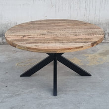 Charger l&#39;image dans la galerie, La table industrielle ronde Kukuu a été fabriquée à partir d&#39;une base en métal et d&#39;un bois en bois massif de manguier. Mesures: 140 (L) x 140 (l) x 78 (H) cm. La qualité supérieure du bois de manguier et la solidité des pieds en métal vous garantirons une fiabilité dans le temps. Kukuu, boutique en ligne de mobilier industriel.
