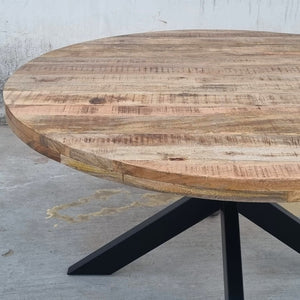 La table industrielle ronde Kukuu a été fabriquée à partir d'une base en métal et d'un bois en bois massif de manguier. Mesures: 140 (L) x 140 (l) x 78 (H) cm. La qualité supérieure du bois de manguier et la solidité des pieds en métal vous garantirons une fiabilité dans le temps. Kukuu, boutique en ligne de mobilier industriel.