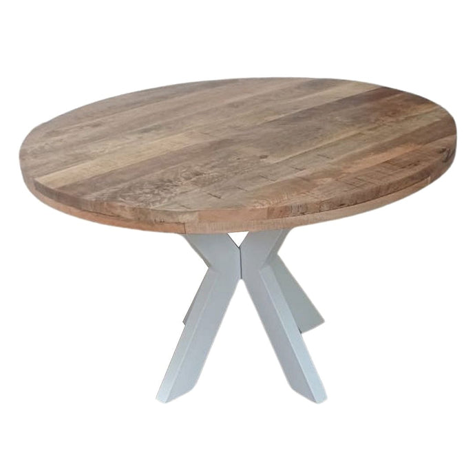 La table ronde blanche a été fabriquée à partir d'acier et de bois massif de manguier. Mesures: 150 x 150 x 78 cm. Kukuu, boutique en ligne de mobilier industriel.