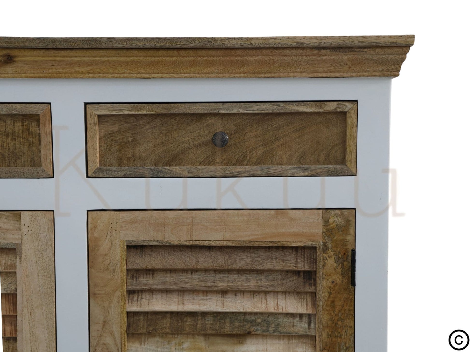 Ce bahut bois blanc est composé de 3 tiroirs ainsi que 3 portes en bois de manguier style persiennes avec étagères et espaces de rangements.
Longueurs disponibles: 160, 180 et 200 cm.
Largueur: 45 cm
Hauteur: 115 cm.
Kukuu, spécialiste du mobilier d'intérieur.