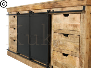 Ce buffet industriel fait de bois massif de manguier et métal, est composé de 6 tiroirs en bois, 2 portes coulissantes et de 2 étagères. Dimensions: 200 (L) X 45 (l) X 90 (H) cm. Kukuu, ameublement style industriel.