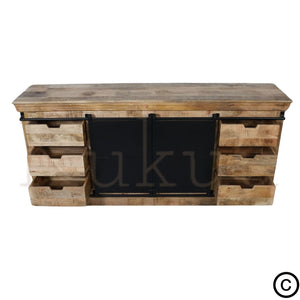 Ce buffet industriel fait de bois massif de manguier et métal, est composé de 6 tiroirs en bois, 2 portes coulissantes et de 2 étagères. Dimensions: 200 (L) X 45 (l) X 90 (H) cm. Kukuu, ameublement style industriel.