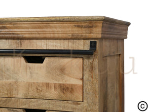 Ce buffet industriel fait de bois massif de manguier et métal, est composé de 6 tiroirs en bois, 2 portes coulissantes et de 2 étagères. Dimensions: 200 (L) X 45 (l) X 90 (H) cm. Kukuu, ameublement style industriel.