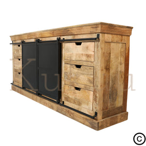 Ce buffet industriel fait de bois massif de manguier et métal, est composé de 6 tiroirs en bois, 2 portes coulissantes et de 2 étagères. Dimensions: 200 (L) X 45 (l) X 90 (H) cm. Kukuu, ameublement style industriel.