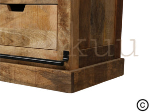 Ce buffet industriel fait de bois massif de manguier et métal, est composé de 6 tiroirs en bois, 2 portes coulissantes et de 2 étagères. Dimensions: 200 (L) X 45 (l) X 90 (H) cm. Kukuu, ameublement style industriel.