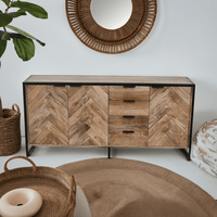 Ce buffet industriel moderne style herringbone Kukuu a été fabriqué à partir de bois massif de manguier et de métal. Il possède 4 tiroirs de rangement ainsi que 3 portes avec étagères et espaces de rangement. Mesures: 180 (L) x 46 (l) x 84 (H) cm. Kukuu, meubles industriels de qualité.