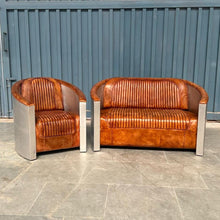 Charger l&#39;image dans la galerie, Le set fauteuil et canapé 2 places aviateur en cuir véritable de buffle de Kukuu est une collection de mobilier haut de gamme qui marie parfaitement l&#39;élégance vintage avec un esprit industriel. Kukuu, meubles industriels.
