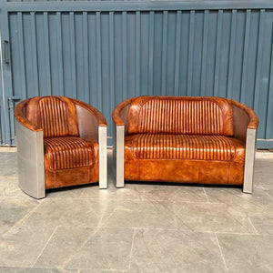 Le set fauteuil et canapé 2 places aviateur en cuir véritable de buffle de Kukuu est une collection de mobilier haut de gamme qui marie parfaitement l'élégance vintage avec un esprit industriel. Kukuu, meubles industriels.