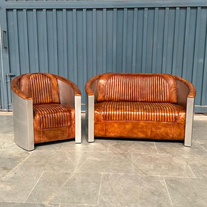 Le set fauteuil et canapé 2 places aviateur en cuir véritable de buffle de Kukuu est une collection de mobilier haut de gamme qui marie parfaitement l'élégance vintage avec un esprit industriel. Kukuu, meubles industriels.