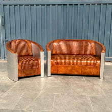 Charger l&#39;image dans la galerie, Le set fauteuil et canapé 2 places aviateur en cuir véritable de buffle de Kukuu est une collection de mobilier haut de gamme qui marie parfaitement l&#39;élégance vintage avec un esprit industriel. Kukuu, meubles industriels.
