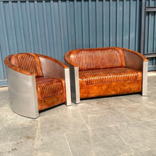 Charger l&#39;image dans la galerie, Le set fauteuil et canapé 2 places aviateur en cuir véritable de buffle de Kukuu est une collection de mobilier haut de gamme qui marie parfaitement l&#39;élégance vintage avec un esprit industriel. Kukuu, meubles industriels.
